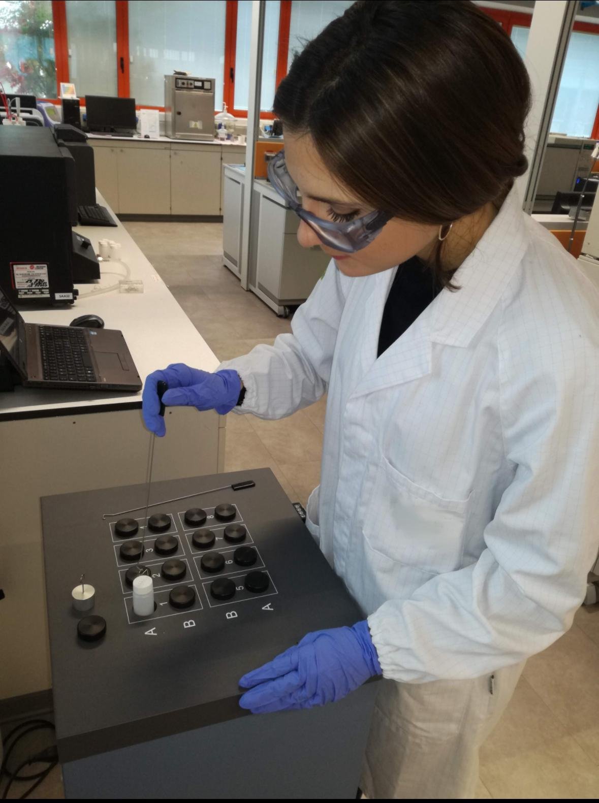 Margherita Rollino al lavoro in laboratorio di ricerca chimica