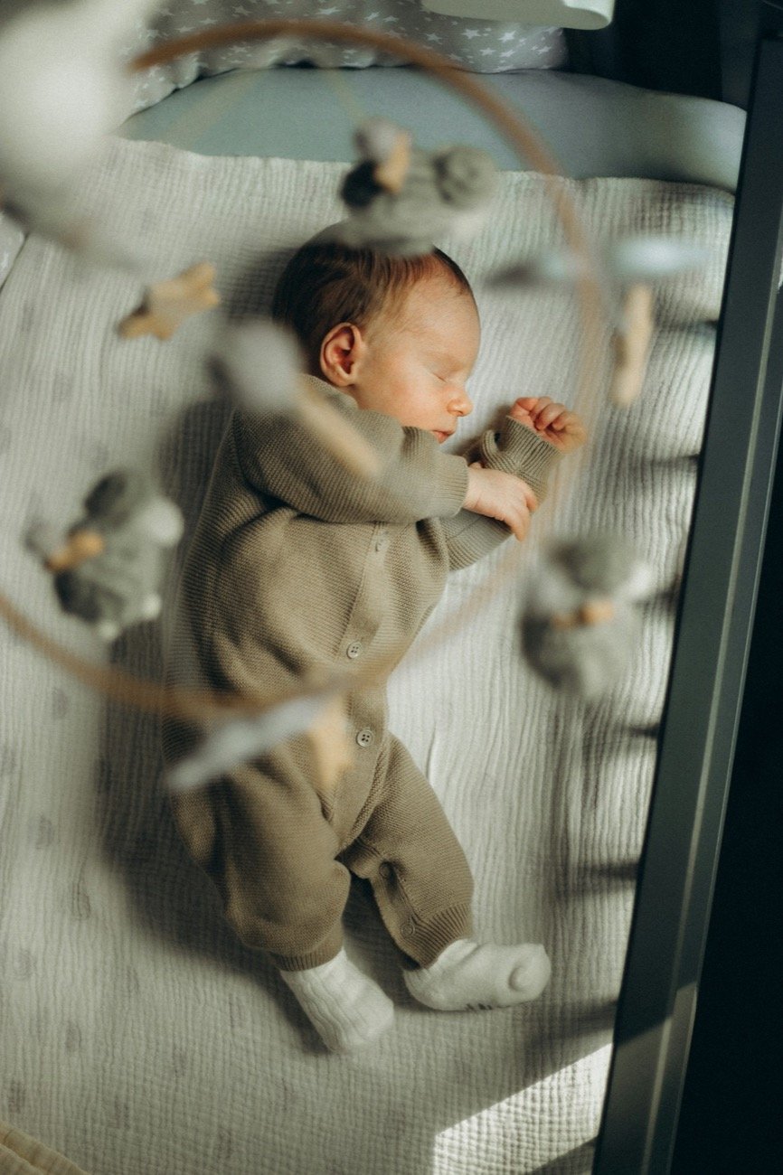 Neonato che dorme sereno nella culla